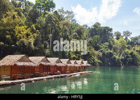 Schwimmende Häuser im Nationalpark Khao Sok in Thailand, exotische Hütte Hotel für Touristen Stockfoto