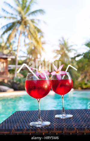 luxuriöse Strandhotel, zwei schöne exotische Cocktails in der Nähe von Schwimmbad, Urlaub oder Entspannungs-Konzept Stockfoto