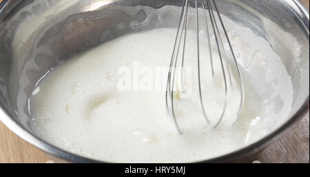 flüssiger Teig für Pfannkuchen oder Blinis, 4 k Foto machen Stockfoto