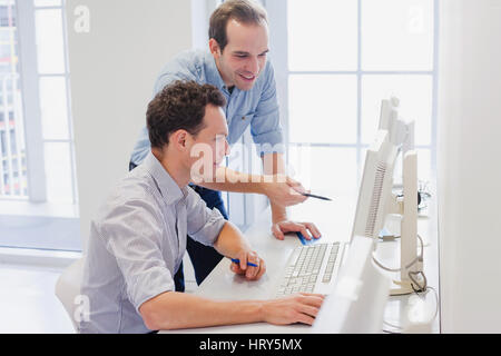 Business-Team gemeinsam an Computer, Geschäftsmann diskutieren Projekt im Büro Stockfoto