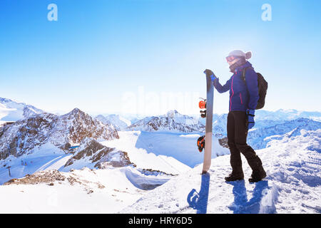 junge Frau mit Snowboard, Winterurlaub in Österreich, Panorama Berg Landschaft der Alpen Stockfoto