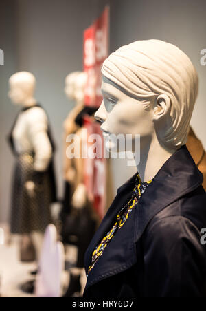 Profil von weiße weibliche Schaufensterpuppe im Schaufenster der boutique Stockfoto