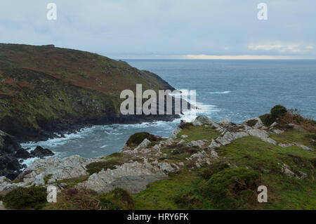 Klippe am Botallack im frühen Abendlicht Blick über den Atlantik zu den Scilly-Inseln Stockfoto