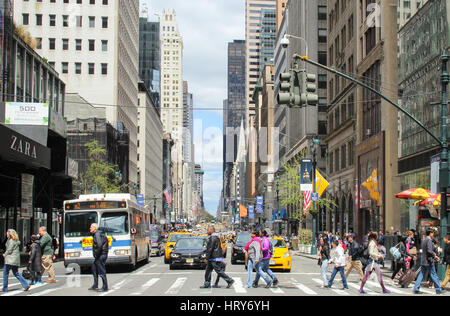 NEW YORK, USA - 27. April 2016: Unbekannte Menschen, die auf der anderen Straßenseite auf Zebrastreifen ging überqueren die Straße in New York City, USA. Stockfoto