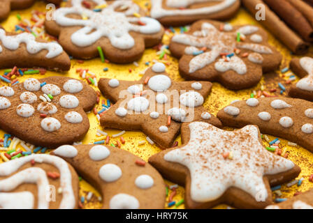 Weihnachten hausgemachte Lebkuchen Cookies auf gelbem Hintergrund Stockfoto