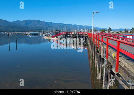 Fischerei und Aquakultur Handelsschiffe in der tiefen Bucht Moorings auf Vancouver Island, BC. Kanada Stockfoto