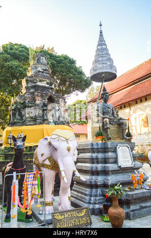 Chiang Rai, Thailand - 1. Oktober 2016: Das Denkmal für König Mengrai im Wat Phra, dass Doi Ngam Muang Stockfoto