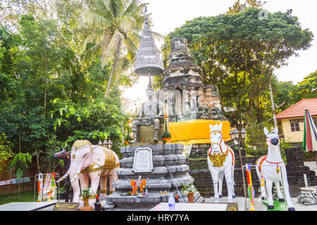 Chiang Rai, Thailand - 1. Oktober 2016: Das Denkmal für König Mengrai im Wat Phra, dass Doi Ngam Muang Stockfoto