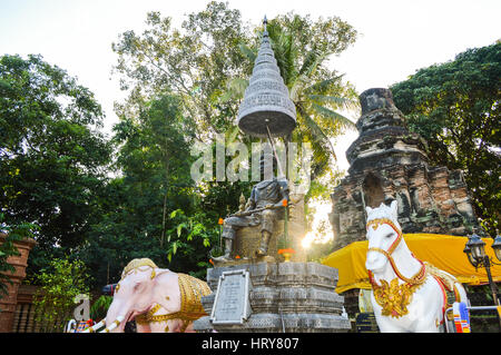 Chiang Rai, Thailand - 1. Oktober 2016: Das Denkmal für König Mengrai im Wat Phra, dass Doi Ngam Muang Stockfoto