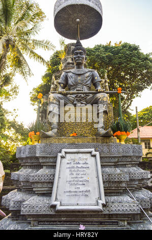 Chiang Rai, Thailand - 1. Oktober 2016: Das Denkmal für König Mengrai im Wat Phra, dass Doi Ngam Muang Stockfoto