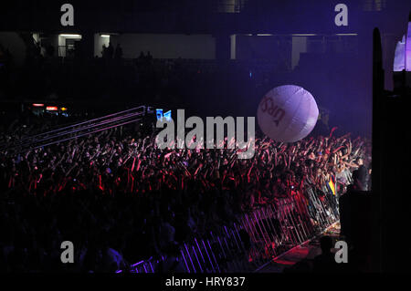 CLUJ-NAPOCA, Rumänien – 31. Juli 2015: Masse der fröhliche junge Menschen, die Spaß haben, während ein Subcarpati live-Konzert am Untold Festival Stockfoto