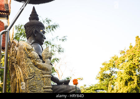 Chiang Rai, Thailand - 1. Oktober 2016: Das Denkmal für König Mengrai im Wat Phra, dass Doi Ngam Muang Stockfoto