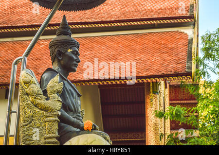 Chiang Rai, Thailand - 1. Oktober 2016: Das Denkmal für König Mengrai im Wat Phra, dass Doi Ngam Muang Stockfoto