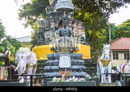 Chiang Rai, Thailand - 1. Oktober 2016: Das Denkmal für König Mengrai im Wat Phra, dass Doi Ngam Muang Stockfoto