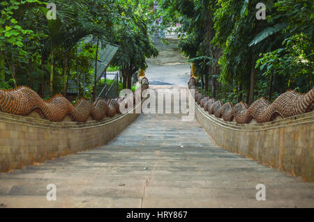 Chiang Rai, Thailand - 1. Oktober 2016: Die Stairsway in den Tempel Wat Phra, dass Doi Ngam Muang Stockfoto