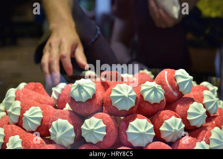 Touristen kaufen Bonbons an einem Stand ein Candy Shop in Prag, Tschechische Republik, am 15. August 2016 Stockfoto