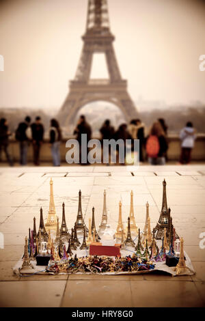 Eiffelturm und Souvenirs. Paris, Frankreich, Europa. Stockfoto