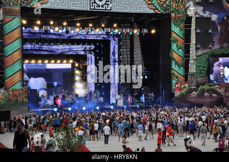 CLUJ-NAPOCA, Rumänien – 2. August 2015: Feiernde Menschenmenge genießen einen irischen Mafia live-Konzert auf dem unermesslichen Festival Stockfoto