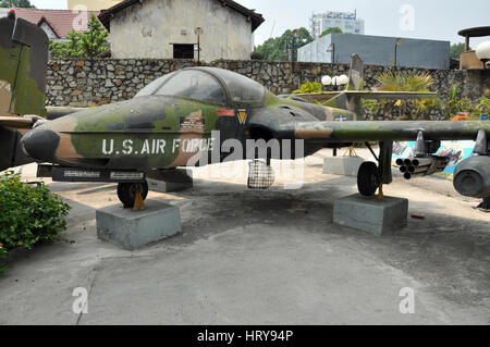 HO CHI MINH - 7. März: US-Luftwaffe Flugzeug im vietnamesischen Krieg ausgesetzt in das War Remnants Museum in Saigon eingesetzt. Am 7. März 2013 in Saigon, Vietnam Stockfoto