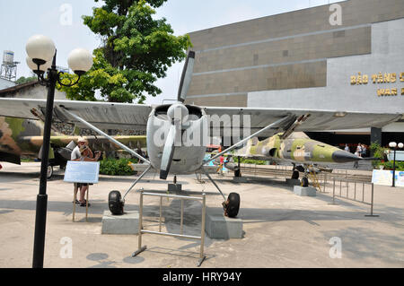 HO CHI MINH - 7. März: US-Luftwaffe Flugzeug im vietnamesischen Krieg ausgesetzt in das War Remnants Museum in Saigon eingesetzt. Am 7. März 2013 in Saigon, Vietnam Stockfoto