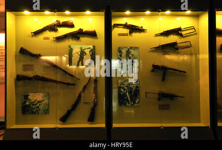 HO CHI MINH - 7. März: Verschiedene Arten von Waffen verwendet in der vietnamesisch-amerikanische Krieg in das War Remnants Museum in Saigon ausgestellt. Am 7. März 2013 Stockfoto