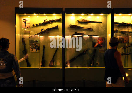 HO CHI MINH - 7. März: Verschiedene Arten von Waffen verwendet in der vietnamesisch-amerikanische Krieg in das War Remnants Museum in Saigon ausgestellt. Am 7. März 2013 Stockfoto