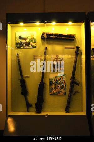 HO CHI MINH - 7. März: Verschiedene Arten von Waffen verwendet in der vietnamesisch-amerikanische Krieg in das War Remnants Museum in Saigon ausgestellt. Am 7. März 2013 Stockfoto