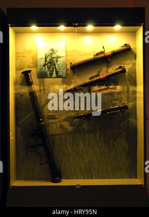 HO CHI MINH - 7. März: Verschiedene Arten von Waffen verwendet in der vietnamesisch-amerikanische Krieg in das War Remnants Museum in Saigon ausgestellt. Am 7. März 2013 Stockfoto