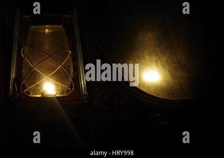 Öl-Lampe und Spiegel im Dunkeln Stockfoto