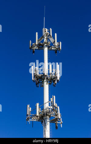 Telekommunikation und Wireless Geräte Turm mit direktionalen Mobile Telefon-Antenne - Portrait Stockfoto
