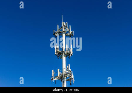 Telekommunikation und Wireless Geräte Turm mit direktionale Handy-Antenne - Landschaft Stockfoto
