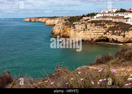 Algarve-Küste in der Nähe von Carvoeiro Portugal Stockfoto