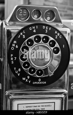 Vintage Rotary Zahlen Handy - alte Telefonzelle mit Münzschlitze Stockfoto