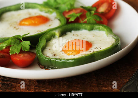 Eiern gebratene Paprika Ring auf Holztisch Stockfoto