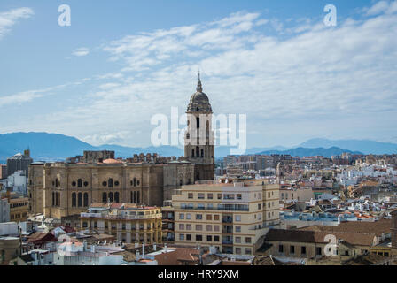 Einen Panoramablick auf die Stadt Málaga und seine Kathedrale mit Bergen im Hintergrund. Stockfoto