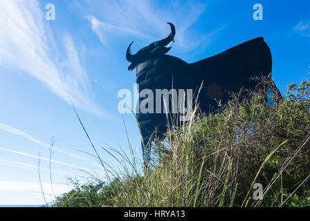 Eine Toro Osborne - ein Wahrzeichen von Spanien, Silhouette des schwarzen Stier auf dem Hügel über der Stadt Fuengirola, Andalusien, Spanien. Stockfoto