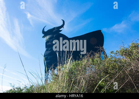 Eine Toro Osborne - ein Wahrzeichen von Spanien, Silhouette des schwarzen Stier auf dem Hügel über der Stadt Fuengirola, Andalusien, Spanien. Stockfoto