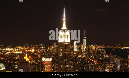 NEW YORK, USA - 27. April 2014: Das Empire State Building in der Skyline von New York in der Nacht. Stockfoto