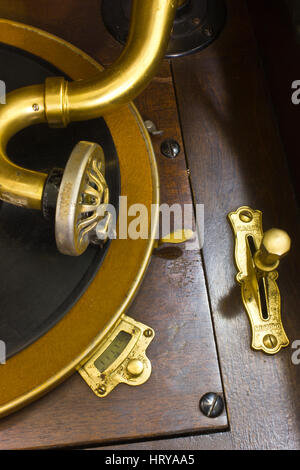 Antikes Grammophon Phonograph 1 - Vintage Grammophon Phonograph Closeup mit Nadel und Plattenspieler Stockfoto