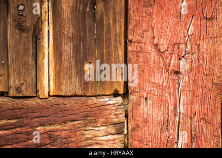 Detail des Gebäudes mit den beiden geknackt rot lackiert Holz und raw Vintage Holz Stockfoto