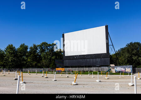 Alte Zeit Autokino mit Outdoor-Bildschirm und Spielplatz II Stockfoto