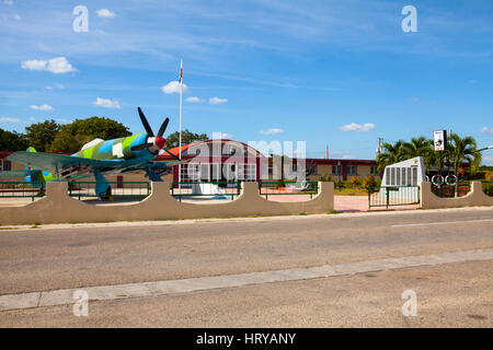 Playa Girón, Kuba, 16. Dezember 2016: Das historische Flugzeug vor der historischen Museo de Playa Girón. Das Museum zeigt die Geschichte des berühmten Stockfoto