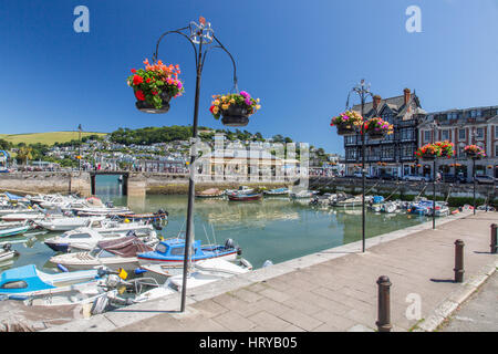 Bunte Blumenampeln umgeben die Boatfloat auf dem Fluss Dart in Dartmouth, Devon, England, UK Stockfoto