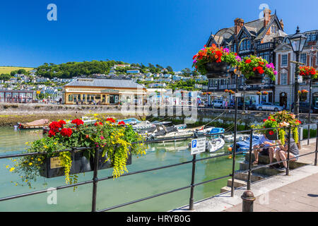 Bunte Blumenampeln umgeben die Boatfloat auf dem Fluss Dart in Dartmouth, Devon, England, UK Stockfoto