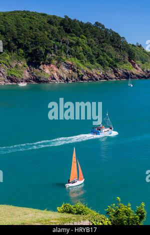 Eine Yacht und ein Trawler verlassen der Mündung des River Dart geben Sie den englischen Kanal in der Nähe von Dartmouth, Devon, England, UK Stockfoto