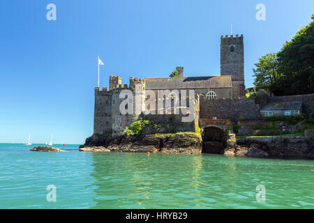 Dartmouth Schloss und Kirche St. Petroc bewachen den Eingang des River Dart in Dartmouth, Devon, England, UK Stockfoto