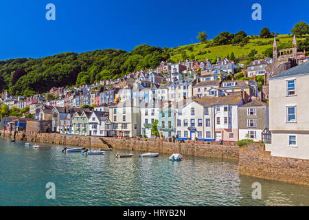 Bunte Häuser säumen am Flussufer auf und oben Bayards Cove in Dartmouth, Devon, England, UK Stockfoto