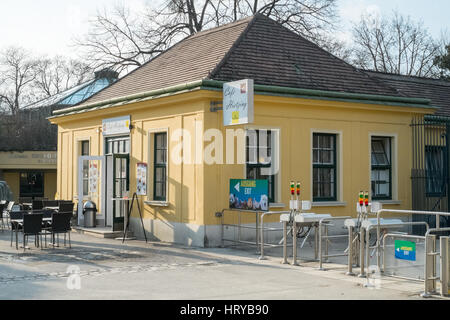 Café Hietzing und Eingang zum Schönbrunn Zoo, Tiergarten, Wien, Austria, Europe. Stockfoto