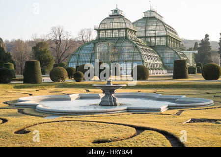 Palmenhaus oder Palmenhaus im Schlosspark Schönbrunn, Wien, Österreich. Stockfoto