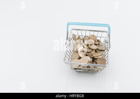 Pfund Münzen in Warenkorb/Wagen. Repräsentiert die Konsumkraft der britischen Verbraucher und die Verkaufszahlen auf der Straße, nur mit Bargeld. Stockfoto